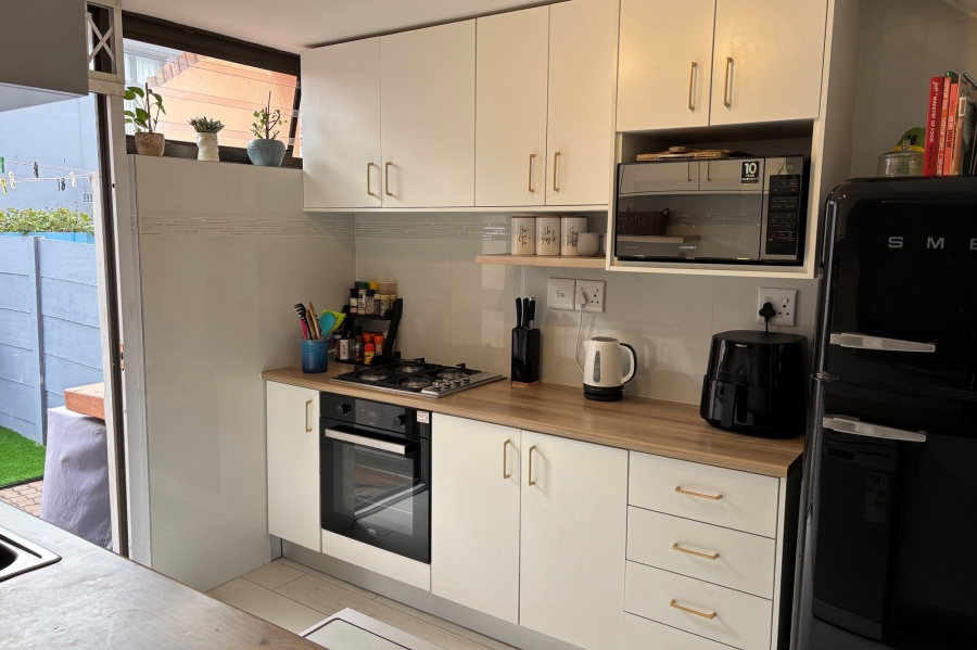 2 Bedroom Property for Sale in Goodwood Estate Western Cape